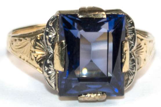 Saphir-Ring, 585er GG, besetzt mit 1 rechteckig facettiertem Saphir von 4,0 ct. (geprüft), Ges.-Gew. 3,4 g, RG 51 - photo 1