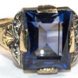 Saphir-Ring, 585er GG, besetzt mit 1 rechteckig facettiertem Saphir von 4,0 ct. (geprüft), Ges.-Gew. 3,4 g, RG 51 - photo 1