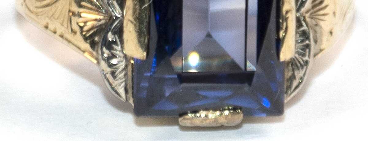 Saphir-Ring, 585er GG, besetzt mit 1 rechteckig facettiertem Saphir von 4,0 ct. (geprüft), Ges.-Gew. 3,4 g, RG 51 Saphir-Ring, 585er GG, besetzt mit 1 rechteckig facettiertem Saphir von 4,0 ct. (geprüft), Ges.-Gew. 3,4 g, RG 51