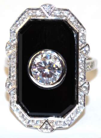 Ring im Art-Deco Stil, 925er Silber, rhodiniert, großer Onyx, Entourage aus Zirkonia im Brillantschliff, Mittelstein ca. 1,5 ct., RG 57, Innendurchmesser 18,1 mm, Ringkopf ca. 2,8 x 1,7 cm, Millegriffe-Fassung mit aufwen… - фото 1 Ring im Art-Deco Stil, 925er Silber, rhodiniert, großer Onyx, Entourage aus Zirkonia im Brillantschliff, Mittelstein ca. 1,5 ct., RG 57, Innendurchmesser 18,1 mm, Ringkopf ca. 2,8 x 1,7 cm, Millegriffe-Fassung mit aufwen… - фото 1