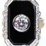 Ring im Art-Deco Stil, 925er Silber, rhodiniert, großer Onyx, Entourage aus Zirkonia im Brillantschliff, Mittelstein ca. 1,5 ct., RG 57, Innendurchmesser 18,1 mm, Ringkopf ca. 2,8 x 1,7 cm, Millegriffe-Fassung mit aufwen… - фото 1