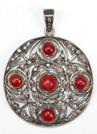 Anhänger, 750er Gold und Silber, Koralle, Brillanten ca. 0,62 ct. im Stil um 1900, Durchmesser ca. 3,8 cm, Länge der Öse ca. 0,8 cm - фото 1 Anhänger, 750er Gold und Silber, Koralle, Brillanten ca. 0,62 ct. im Stil um 1900, Durchmesser ca. 3,8 cm, Länge der Öse ca. 0,8 cm - фото 1