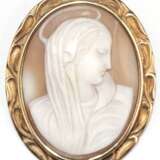 Brosche, 560er GG (56er Gold), wohl russisch, Kamee mit der Darstellung einer Madonna, Maße ca. 3,7 x 3,0 cm - фото 1