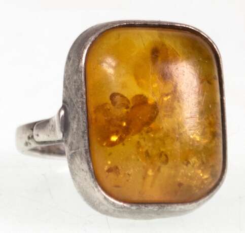 Bernstein-Ring, 925er Silber, rechteckiger Cabochon mit Sonnenflinten, RG 62 - фото 1 Bernstein-Ring, 925er Silber, rechteckiger Cabochon mit Sonnenflinten, RG 62 - фото 1