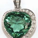 Herz-Anhänger, 750er WG, Fassung und Öse besetzt mit 45 Brillanten von zus. ca. 1,1 ct., dunkelgrüner Quarzstein im Herzschliff, herzförmig unterkadert, Ges.-Gew. 19,16 g, L. (mit Öse) 4,0 cm - photo 1