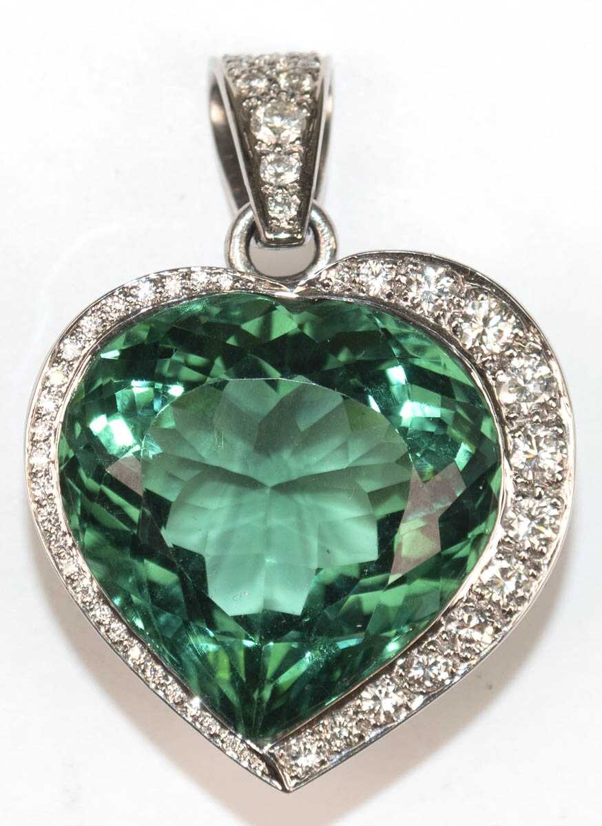 Herz-Anhänger, 750er WG, Fassung und Öse besetzt mit 45 Brillanten von zus. ca. 1,1 ct., dunkelgrüner Quarzstein im Herzschliff, herzförmig unterkadert, Ges.-Gew. 19,16 g, L. (mit Öse) 4,0 cm Herz-Anhänger, 750er WG, Fassung und Öse besetzt mit 45 Brillanten von zus. ca. 1,1 ct., dunkelgrüner Quarzstein im Herzschliff, herzförmig unterkadert, Ges.-Gew. 19,16 g, L. (mit Öse) 4,0 cm