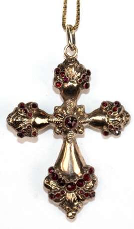 Kreuz-Anhänger, 585er GG (geprüft), besetzt mit 37 Granatsteinen, vollplastisch reliefiert gearbeitet, beidseitig tragbar, Ges.-Gew. 6,49 g, L. (mit Öse) 5,4 cm, dazu Venezianische Kette, 585er GG, 2,88 g, L. 44 cm - фото 1 Kreuz-Anhänger, 585er GG (geprüft), besetzt mit 37 Granatsteinen, vollplastisch reliefiert gearbeitet, beidseitig tragbar, Ges.-Gew. 6,49 g, L. (mit Öse) 5,4 cm, dazu Venezianische Kette, 585er GG, 2,88 g, L. 44 cm - фото 1