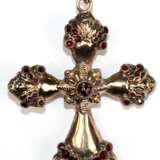 Kreuz-Anhänger, 585er GG (geprüft), besetzt mit 37 Granatsteinen, vollplastisch reliefiert gearbeitet, beidseitig tragbar, Ges.-Gew. 6,49 g, L. (mit Öse) 5,4 cm, dazu Venezianische Kette, 585er GG, 2,88 g, L. 44 cm - фото 1