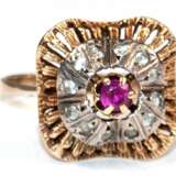 Rubin-Saphir-Ring, 14 k GG/WG, kissenförmiger Ringkopf besetzt mit 1 rund facettierten Rubin und 12 weißen Saphiren, Ges.-Gew. 5,28 g, RG 61 - photo 1