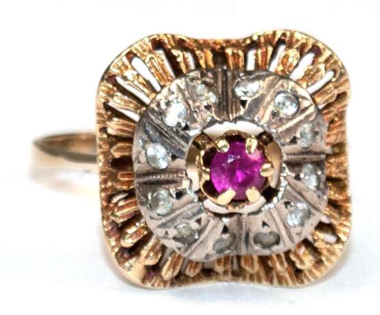 Rubin-Saphir-Ring, 14 k GG/WG, kissenförmiger Ringkopf besetzt mit 1 rund facettierten Rubin und 12 weißen Saphiren, Ges.-Gew. 5,28 g, RG 61 - photo 1 Rubin-Saphir-Ring, 14 k GG/WG, kissenförmiger Ringkopf besetzt mit 1 rund facettierten Rubin und 12 weißen Saphiren, Ges.-Gew. 5,28 g, RG 61 - photo 1