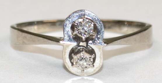 Brillant-Ring, 585er WG, besetzt mit 2 Brillanten von zus. ca. 0,02 ct., Ges.-Gew. 2,07 g, RG 53,5 - photo 1 Brillant-Ring, 585er WG, besetzt mit 2 Brillanten von zus. ca. 0,02 ct., Ges.-Gew. 2,07 g, RG 53,5 - photo 1