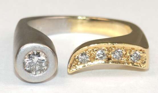 Designer-Brillant-Ring, 750er GG/WG, ausgefasst mit 5 Brillanten von zus. ca. 0,26 ct., LR-VVS, Ges.-Gew. 8,70 g, RG 53 (Wiederbeschaffungswert lt. Expertise 4.180,- €) - photo 1