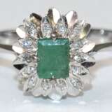 Smaragd-Brillant-Ring, 750er WG, besetzt mit 1 Smaragd im Baguetteschliff und 13 Altschliff-Brillanten von zus. ca. 0,13 ct., Ges.-Gew. 3,8 g, RG 56 - фото 1