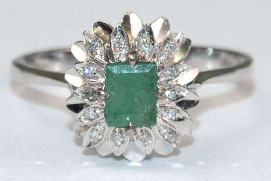 Smaragd-Brillant-Ring, 750er WG, besetzt mit 1 Smaragd im Baguetteschliff und 13 Altschliff-Brillanten von zus. ca. 0,13 ct., Ges.-Gew. 3,8 g, RG 56 - фото 1 Smaragd-Brillant-Ring, 750er WG, besetzt mit 1 Smaragd im Baguetteschliff und 13 Altschliff-Brillanten von zus. ca. 0,13 ct., Ges.-Gew. 3,8 g, RG 56 - фото 1