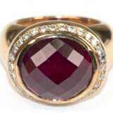 Rubin-Brillant-Ring, 750er GG, massiv, ausgefasst mit 1 großen, ovalen Rubin im Facettenschliff, geprüft, ca. 14x12 mm, und 28 Brillanten von zus. ca. 0,32 ct., Ges.-Gew. 36,83 g, RG 56 - фото 1