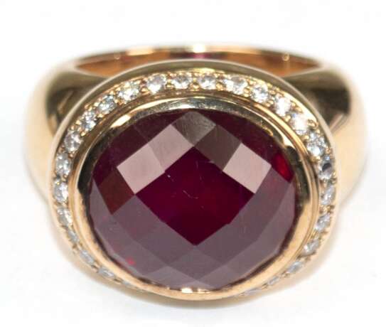 Rubin-Brillant-Ring, 750er GG, massiv, ausgefasst mit 1 großen, ovalen Rubin im Facettenschliff, geprüft, ca. 14x12 mm, und 28 Brillanten von zus. ca. 0,32 ct., Ges.-Gew. 36,83 g, RG 56 - фото 1 Rubin-Brillant-Ring, 750er GG, massiv, ausgefasst mit 1 großen, ovalen Rubin im Facettenschliff, geprüft, ca. 14x12 mm, und 28 Brillanten von zus. ca. 0,32 ct., Ges.-Gew. 36,83 g, RG 56 - фото 1