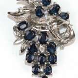 Saphir-Diamant-Brosche/Anhänger in Form einer Weintraube, 14 k WG, ausgefasst mit 15 oval facettierten Saphiren und Diamantbesatz, beweglich montiert, unterkadert, mit Broschierung und Klappöse, Ges.-Gew. 10,07 g. L. 3,7… - фото 1