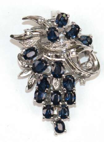 Saphir-Diamant-Brosche/Anhänger in Form einer Weintraube, 14 k WG, ausgefasst mit 15 oval facettierten Saphiren und Diamantbesatz, beweglich montiert, unterkadert, mit Broschierung und Klappöse, Ges.-Gew. 10,07 g. L. 3,7… - фото 1 Saphir-Diamant-Brosche/Anhänger in Form einer Weintraube, 14 k WG, ausgefasst mit 15 oval facettierten Saphiren und Diamantbesatz, beweglich montiert, unterkadert, mit Broschierung und Klappöse, Ges.-Gew. 10,07 g. L. 3,7… - фото 1