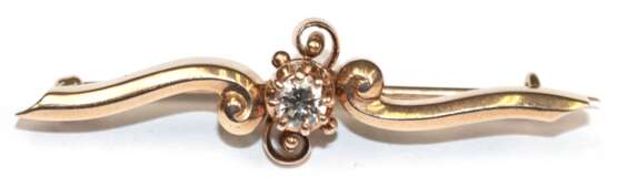 Brillant-Brosche, 585er GG, um 1900, besetzt mit Solitär von ca. 0,30 ct., Hakenschließe, Ges.-Gew. 4,12 g, L. 4,5 cm - фото 1 Brillant-Brosche, 585er GG, um 1900, besetzt mit Solitär von ca. 0,30 ct., Hakenschließe, Ges.-Gew. 4,12 g, L. 4,5 cm - фото 1