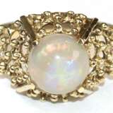 Opal-Ring, 585er GG, durchbrochen gearbeitete Schauseite besetzt mit 1 runden Opal-Cabochon, Ges.-Gew. 4,22 g, RG 56 - photo 1