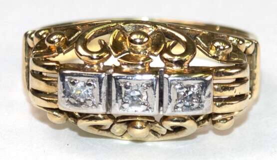 Brillant-Ring, 585er GG, durchbrochen gearbeiteter Ringkopf besetzt mit 3 Brillanten von zus. ca. 0,09 ct, Ges.-Gew. 5,58 g, RG 55 - photo 1 Brillant-Ring, 585er GG, durchbrochen gearbeiteter Ringkopf besetzt mit 3 Brillanten von zus. ca. 0,09 ct, Ges.-Gew. 5,58 g, RG 55 - photo 1
