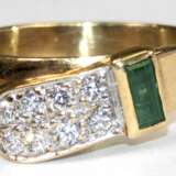 Smaragd-Brillant-Ring, 585er GG, besetzt mit 8 Brillanten von zus. ca. 0,16 ct. und 1 Smaragd, Ges.-Gew. 5,58 g, RG 55 - Foto 1