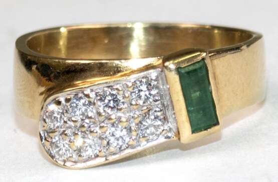 Smaragd-Brillant-Ring, 585er GG, besetzt mit 8 Brillanten von zus. ca. 0,16 ct. und 1 Smaragd, Ges.-Gew. 5,58 g, RG 55 - Foto 1 Smaragd-Brillant-Ring, 585er GG, besetzt mit 8 Brillanten von zus. ca. 0,16 ct. und 1 Smaragd, Ges.-Gew. 5,58 g, RG 55 - Foto 1