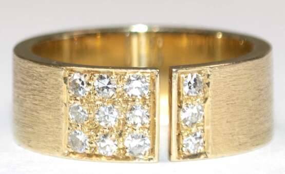 Brillant-Ring, 585er GG, offene Schiene besetzt mit 12 Brillanten von zus. ca. 0,12 ct., Ges.-Gew. 5,83 g, RG 48 - Foto 1 Brillant-Ring, 585er GG, offene Schiene besetzt mit 12 Brillanten von zus. ca. 0,12 ct., Ges.-Gew. 5,83 g, RG 48 - Foto 1