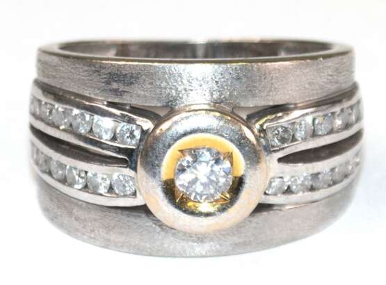 Brillant-Ring, 585er WG/GG, besetzt mit 25 Brillanten von zus. ca. 0,26 ct., Ges.-Gew.. 10,2 g, RG 52 - Foto 1