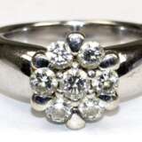 Brillant-Ring, Christ, 585er WG, blütenförmiger Ringkopf mit 7 Brillanten von zus. ca. 0,9 ct. ausgefasst, Ges.-Gew. 10,7 g, RG 51 - Foto 1