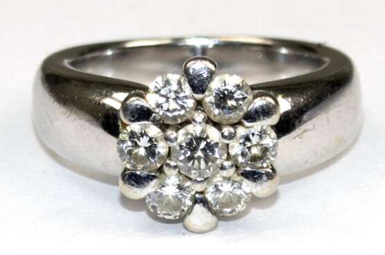 Brillant-Ring, Christ, 585er WG, blütenförmiger Ringkopf mit 7 Brillanten von zus. ca. 0,9 ct. ausgefasst, Ges.-Gew. 10,7 g, RG 51 - Foto 1 Brillant-Ring, Christ, 585er WG, blütenförmiger Ringkopf mit 7 Brillanten von zus. ca. 0,9 ct. ausgefasst, Ges.-Gew. 10,7 g, RG 51 - Foto 1