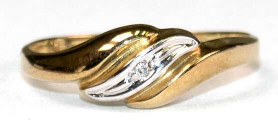 Diamant-Ring, 333er GG/WG, besetzt mit 1 Diamanten, Ges.-Gew. 0,75 g, RG 51 - Foto 1