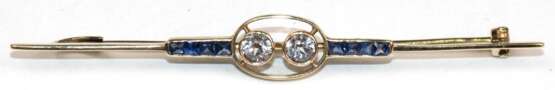 Art-Deco Brosche, um 1920, 585er GG, ca. 3,2 g, weiße und blaue Saphire, Länge ca. 6,5 cm - Foto 1