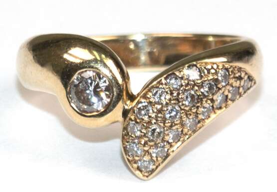 Brillant-Ring, 585er GG, mit Brillant-Besatz von zus.ca. 0,5 ct. , davon 1x ca. 0,20 ct., Ges.-Gew. 4,86 g, RG 55 - фото 1 Brillant-Ring, 585er GG, mit Brillant-Besatz von zus.ca. 0,5 ct. , davon 1x ca. 0,20 ct., Ges.-Gew. 4,86 g, RG 55 - фото 1