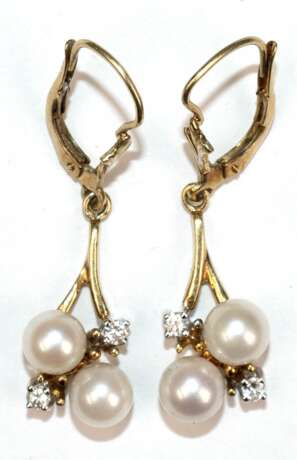 Ohrhänger, 585er GG, je mit 2 Brillanten von zus. 0,10 ct. und 2 Perlen mit Dm. 6 mm besetzt, Ges.-Gew. 4,12 g, L. 3,3 cm - photo 1 Ohrhänger, 585er GG, je mit 2 Brillanten von zus. 0,10 ct. und 2 Perlen mit Dm. 6 mm besetzt, Ges.-Gew. 4,12 g, L. 3,3 cm - photo 1