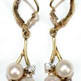 Ohrhänger, 585er GG, je mit 2 Brillanten von zus. 0,10 ct. und 2 Perlen mit Dm. 6 mm besetzt, Ges.-Gew. 4,12 g, L. 3,3 cm - photo 1