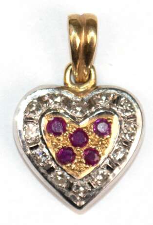 Brillant-Rubin-Herzanhänger, 750er GG/ WG, mit 12 Brillanten von zus. ca. 0,24 ct.,und 5 Rubinen ausgefasst, Ges.-Gew. 2,58 g, L. (mit Öse) 2,0 cm - photo 1 Brillant-Rubin-Herzanhänger, 750er GG/ WG, mit 12 Brillanten von zus. ca. 0,24 ct.,und 5 Rubinen ausgefasst, Ges.-Gew. 2,58 g, L. (mit Öse) 2,0 cm - photo 1