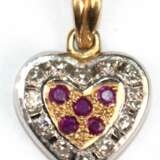 Brillant-Rubin-Herzanhänger, 750er GG/ WG, mit 12 Brillanten von zus. ca. 0,24 ct.,und 5 Rubinen ausgefasst, Ges.-Gew. 2,58 g, L. (mit Öse) 2,0 cm - photo 1