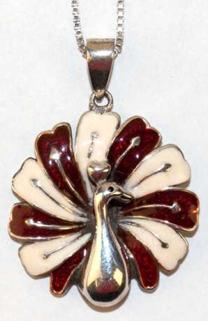 Kette mit Anhänger "Pfau", 925er Silber, weinrot/ weiß emailliert, Durchmesser ca. 2,4 cm, Kettenlänge ca. 45 cm - photo 1