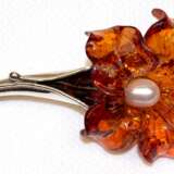 Brosche mit Bernsteinblüte und echter Perle, 925er Silber, Länge ca. 8 cm, Blüte ca. 3,9 x 3,6 cm - фото 1