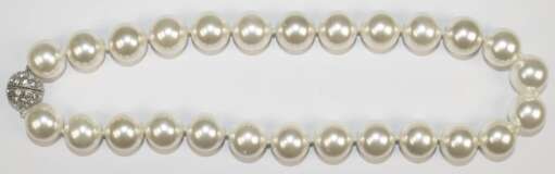 Kette, weiße Muschelkernperlen in Südsee-Optik, ca. 16 mm Durchmesser, Magnetverschluss mit weißen, facettierten Schmucksteinen, Länge ca. 45 cm - фото 1