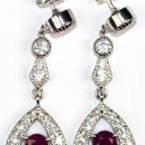 Ohrringe, 925er Silber, rhodiniert, große, dunkelrote Rubine zus. ca. 1,6 ct. und weißen Zirkonia, Länge ca. 3,7 cm - фото 1
