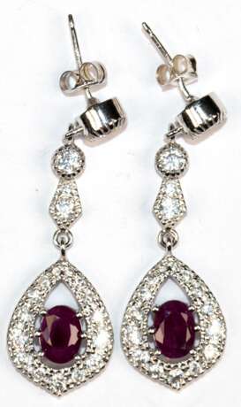 Ohrringe, 925er Silber, rhodiniert, große, dunkelrote Rubine zus. ca. 1,6 ct. und weißen Zirkonia, Länge ca. 3,7 cm - фото 1 Ohrringe, 925er Silber, rhodiniert, große, dunkelrote Rubine zus. ca. 1,6 ct. und weißen Zirkonia, Länge ca. 3,7 cm - фото 1