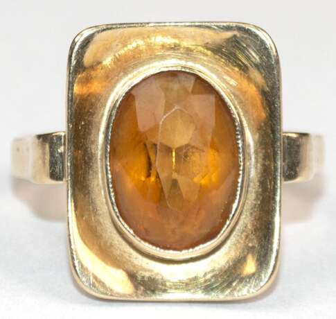 CitrinRing, 585er GG, rechteckiger Ringkopf besetzt mit oval facettiertem Citrin in Zargenfassung, Ges.-Gew. 4,94 g, RG 53 - фото 1 CitrinRing, 585er GG, rechteckiger Ringkopf besetzt mit oval facettiertem Citrin in Zargenfassung, Ges.-Gew. 4,94 g, RG 53 - фото 1