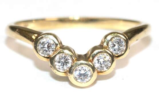 Brillant-Ring, 585er GG, besetzt mit 5 Brillanten von zus. ca. 0,45 ct. in Zargenfassung, Ges.-Gew. 2,43 g, RG 55,5 - фото 1 Brillant-Ring, 585er GG, besetzt mit 5 Brillanten von zus. ca. 0,45 ct. in Zargenfassung, Ges.-Gew. 2,43 g, RG 55,5 - фото 1