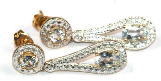 Ohrringe, 925er Silber, z.T. rhodiniert, rückseitig vergoldet, besetzt mit zus. 4 Blautopasen und 2 kl. Diamanten, Länge ca. 2,2 cm, Abhängung beweglich gelagert - фото 1