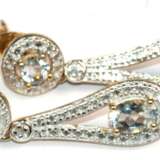 Ohrringe, 925er Silber, z.T. rhodiniert, rückseitig vergoldet, besetzt mit zus. 4 Blautopasen und 2 kl. Diamanten, Länge ca. 2,2 cm, Abhängung beweglich gelagert - фото 1