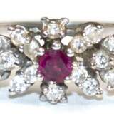 Rubin-Brillant-Ring, 585er WG, besetzt mit 16 Brillanten von zus. ca. 0,21 ct. und 1 Rubin, Ges.-Gew. 2,87 g, RG 56 - photo 1