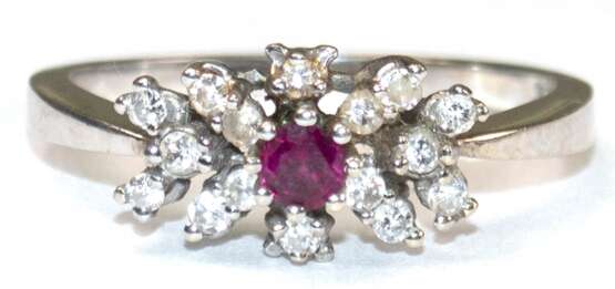 Rubin-Brillant-Ring, 585er WG, besetzt mit 16 Brillanten von zus. ca. 0,21 ct. und 1 Rubin, Ges.-Gew. 2,87 g, RG 56 - photo 1