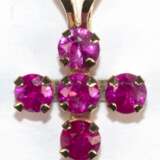 Anhänger "Kreuz“, 416er GG, 10 kt., mit 6 Rubinen besetzt 0,55 ct, ca. 1,6 x 1,8 cm - фото 1